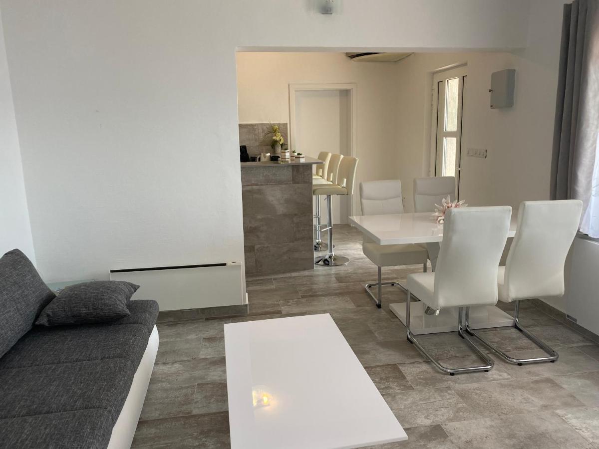 Apartamento Charlene Karlobag Exterior foto
